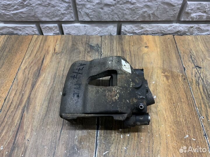 Skoda Octavia A7 Суппорт тормозной передний левый