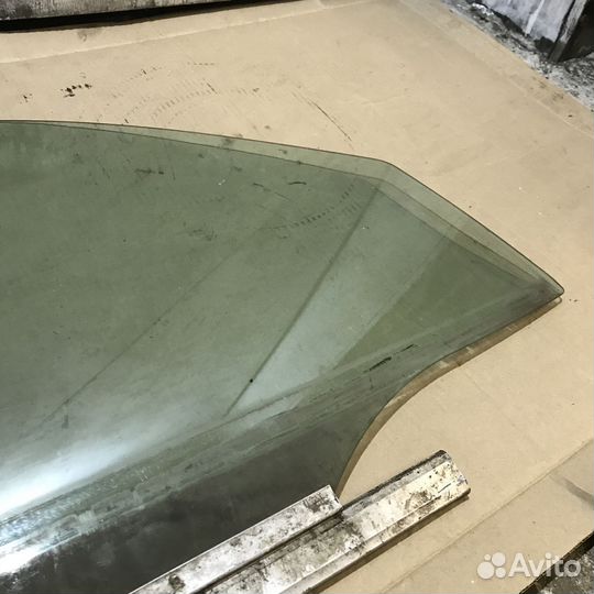 Стекло передней правой двери Мерседес 210