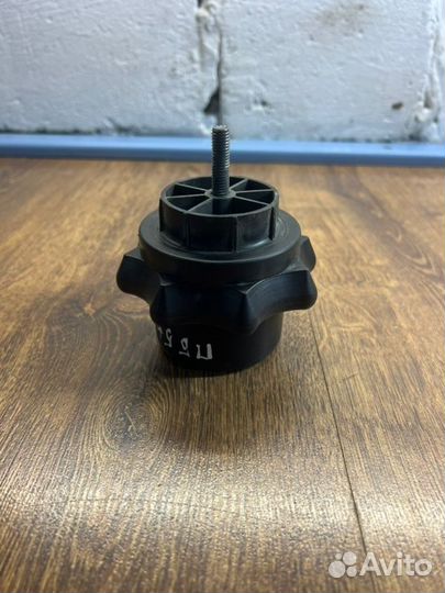 Болт крепления запасного колеса задний Volkswagen