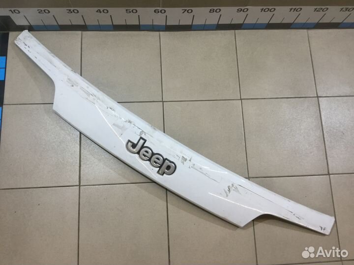 Накладка двери багажника Гранд Чероки после 2010г