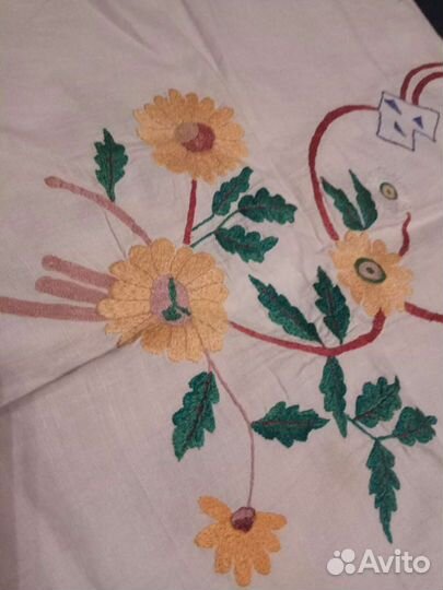 Старинная салфетка с вышивкой и обвязанным краем