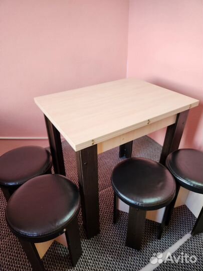 Стол и 4 банкетки