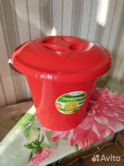 Ведро пластиковое с крышкой