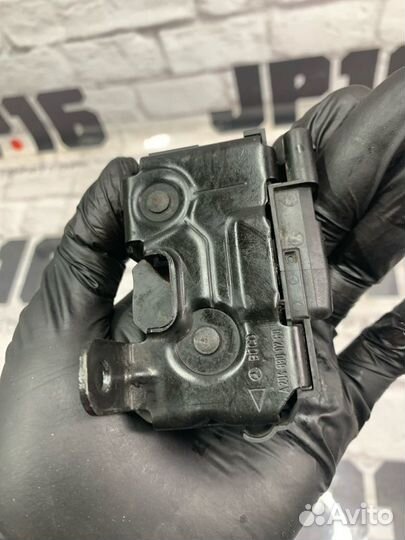 Замок капота правый Mercedes-Benz С-Clas W204 M271