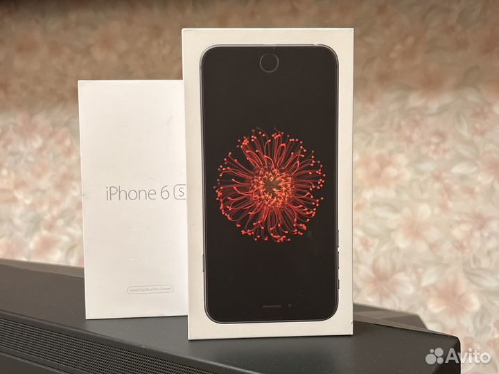 Две коробки iPhone с бумагами