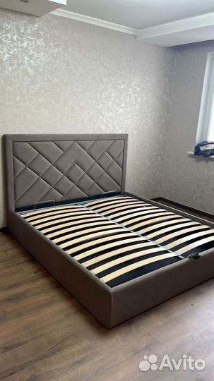 Кровать с подъемным механизмом