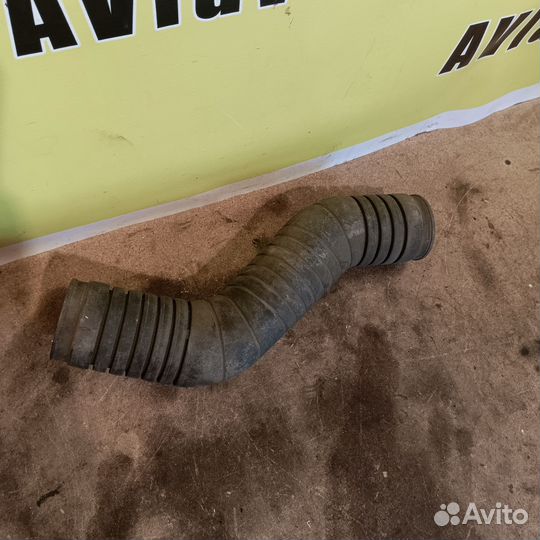 Патрубок воздушного фильтра Volkswagen Passat B3