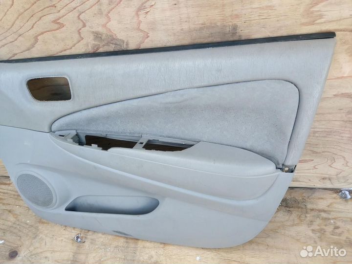 Обшивка двери передней правой Toyota Prius NHW11