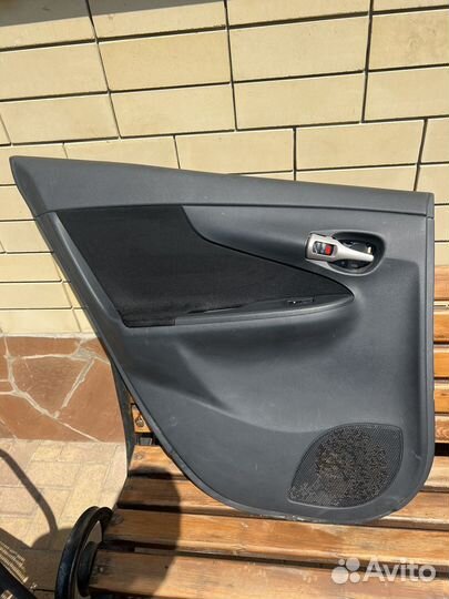 Обшивка задней двери toyota fielder nze141