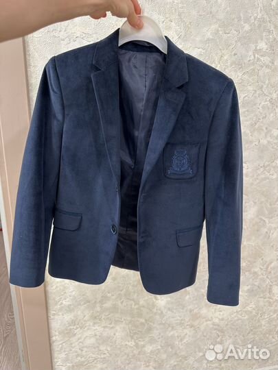 Костюм для первоклассника плюс три рубашки