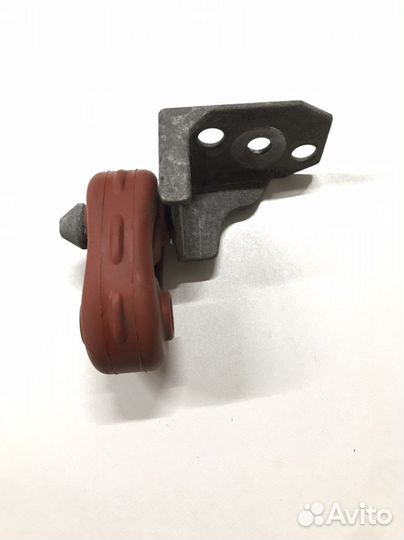 Кронштейн глушителя 5Q0253144R Passat B8