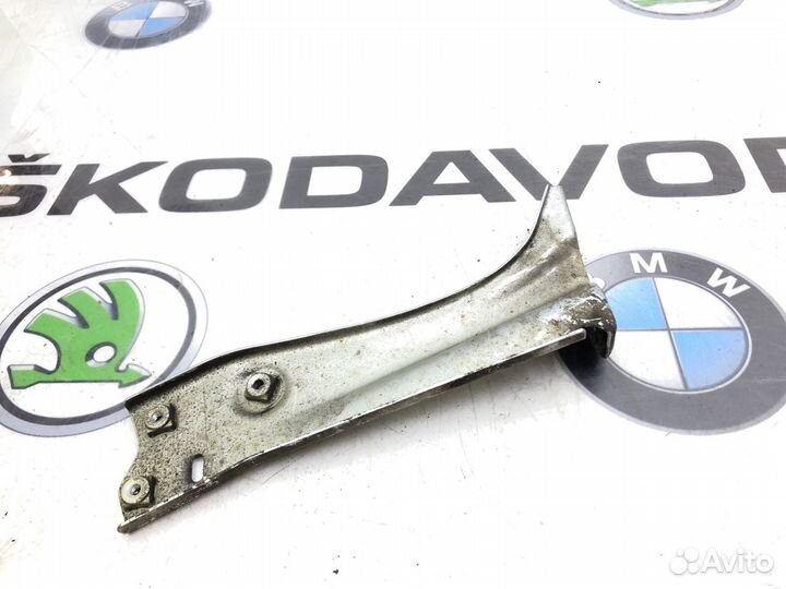 Кронштейн крыла передний правый Skoda Octavia A7