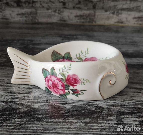 Шкатулки, ваза, икорница из фарфора