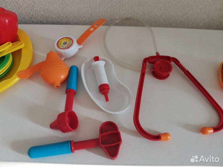 Набор доктора и посуда игрушечная одним лотом