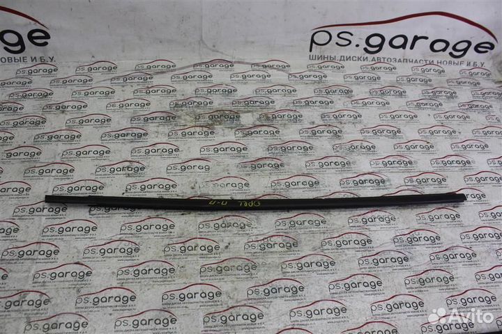 Молдинг стекла передней правой двери Opel Astra H