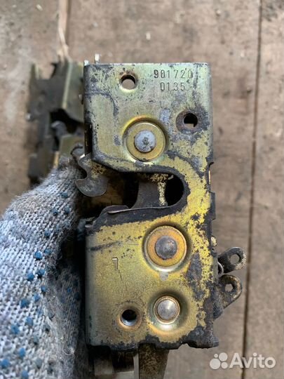 Замок передней правой и левый двери