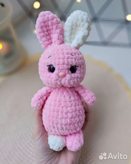 Зайчик плюшевый вязаный