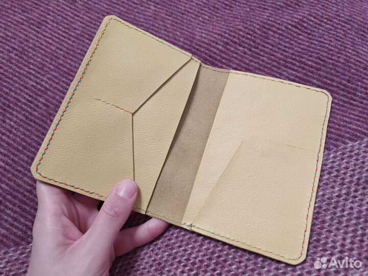 Кожаная обложка на паспорт ручной работы