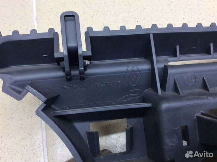 Кронштейн (сопут. товар) левый Renault Megane 3