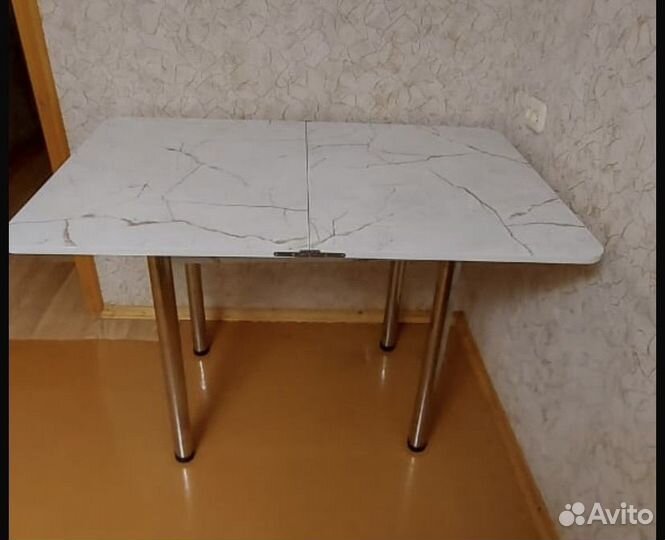 Стол кухонный