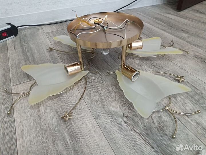 Болшая добротная люстра в гостинную