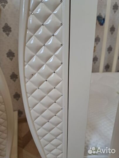 Детская кроватка с маятником и ящиком