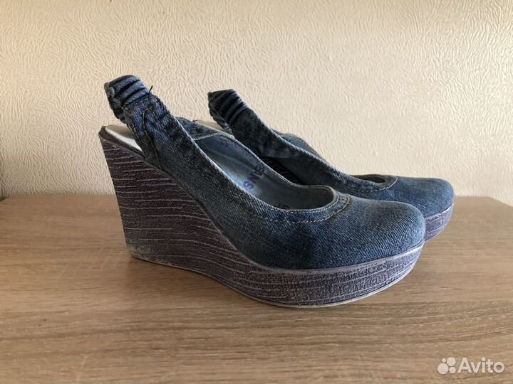 Босоножки на танкетке