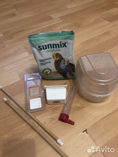 Клетка для попугая с кормом и аксессуарами