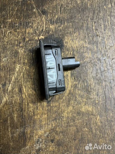 Рено каптюр кнопка крышки багажника