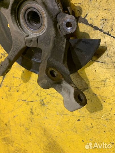 Кулак передний правый Renault Sandero 2009-2014