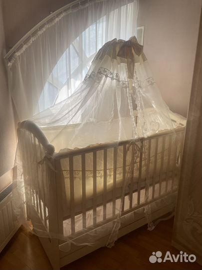 Детская кроватка с пеленальным столиком