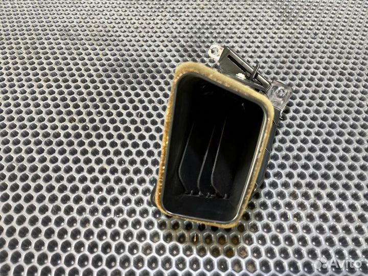 Дефлектор воздушный прав. Mitsubishi Triton