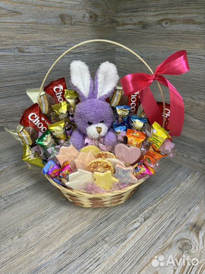 Корзина со сладостями для девочки с игрушкой