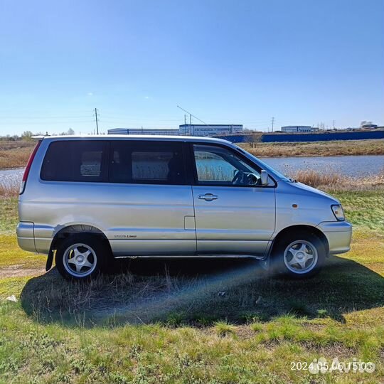 Toyota Town Ace Noah 2.0 AT, 2000, 330 000 км