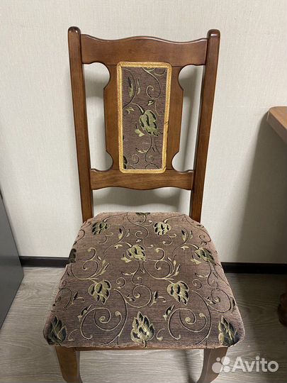 Стол со стульями