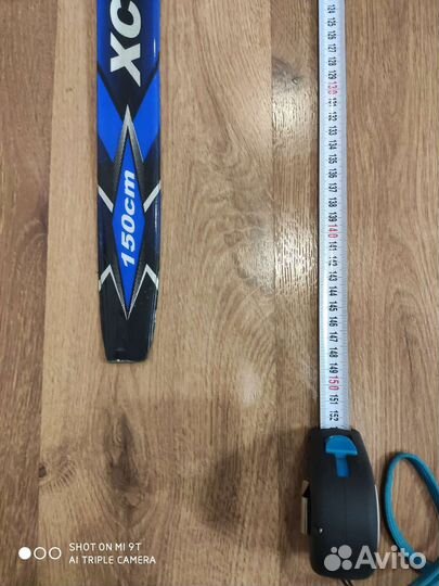 Лыжные ботинки с лыжами и палками