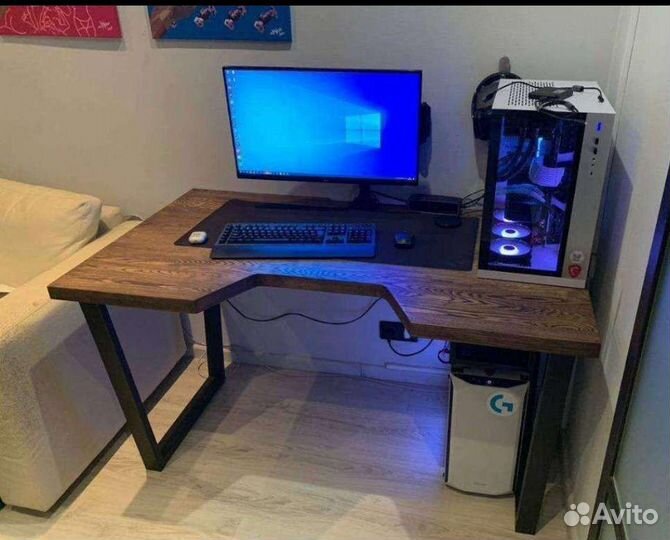 Компьютерный стол из массива