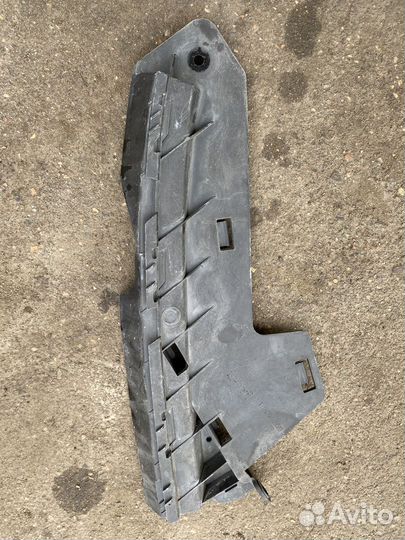 Кронштейн крепления фары правый 30796388 Volvo V70