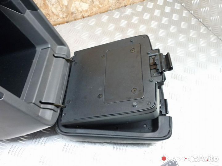 Подлокотник сиденья правый Mitsubishi Montero