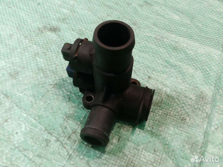 Фланец системы охлаждения Volkswagen Passat B3