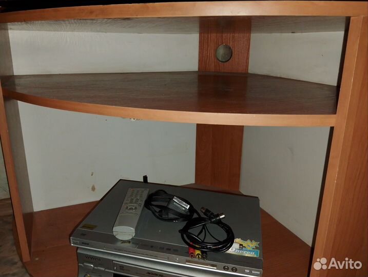 Тумбочка под телевизор угловая