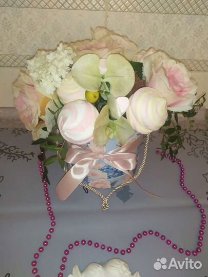 Вкусный букет с зефиром и цветами в наличии