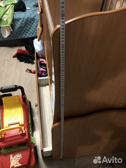 Детская кровать с маятником и комодом