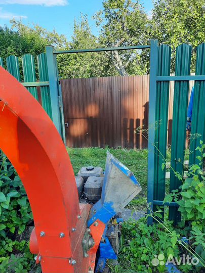 Измельчение веток деревьев. С оператором