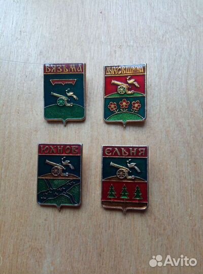 Значки 10 штук. Гербы городов