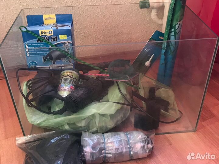 Два аквариума и различные принадлежности