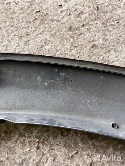 Накладка на крыло задняя правая Toyota Rav4