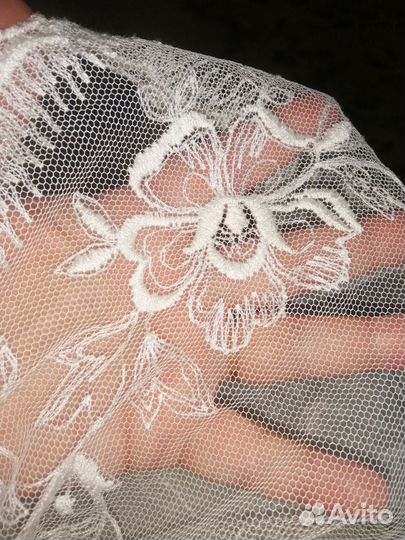 Красивый белый тюль в мелкую сетку с цветами