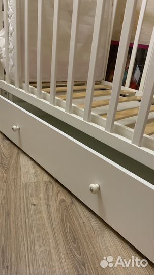 Детская кроватка с маятником и ящиком