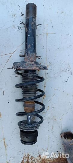 Стойка левая гольф 4